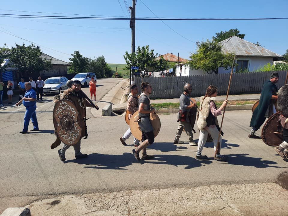  VIDEO-FOTO: Daci şi romani pe uliţele comunei Coarnele Caprei