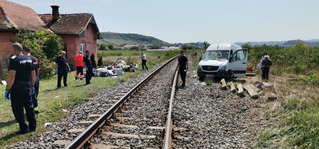  VIDEO Microbuz cu pasageri lovit din plin de tren la Cluj. Sunt nouă victime