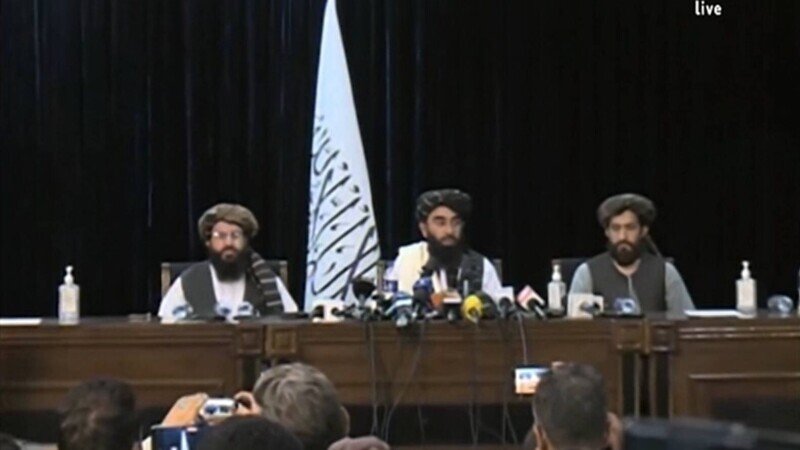  Talibanii s-au prezentat la prima conferinţă de presă în roz: Am iertat pe toată lumea