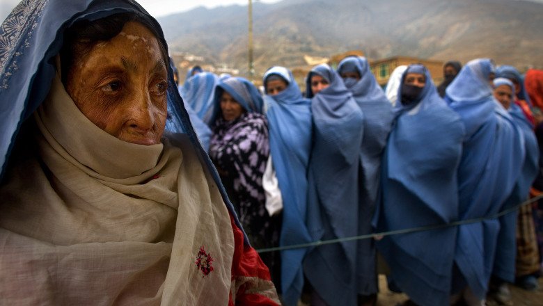  Omorâte cu pietre, biciuite în public, cu degetele tăiate. Lista celor 29 de reguli care le îngrozesc pe femeile afgane