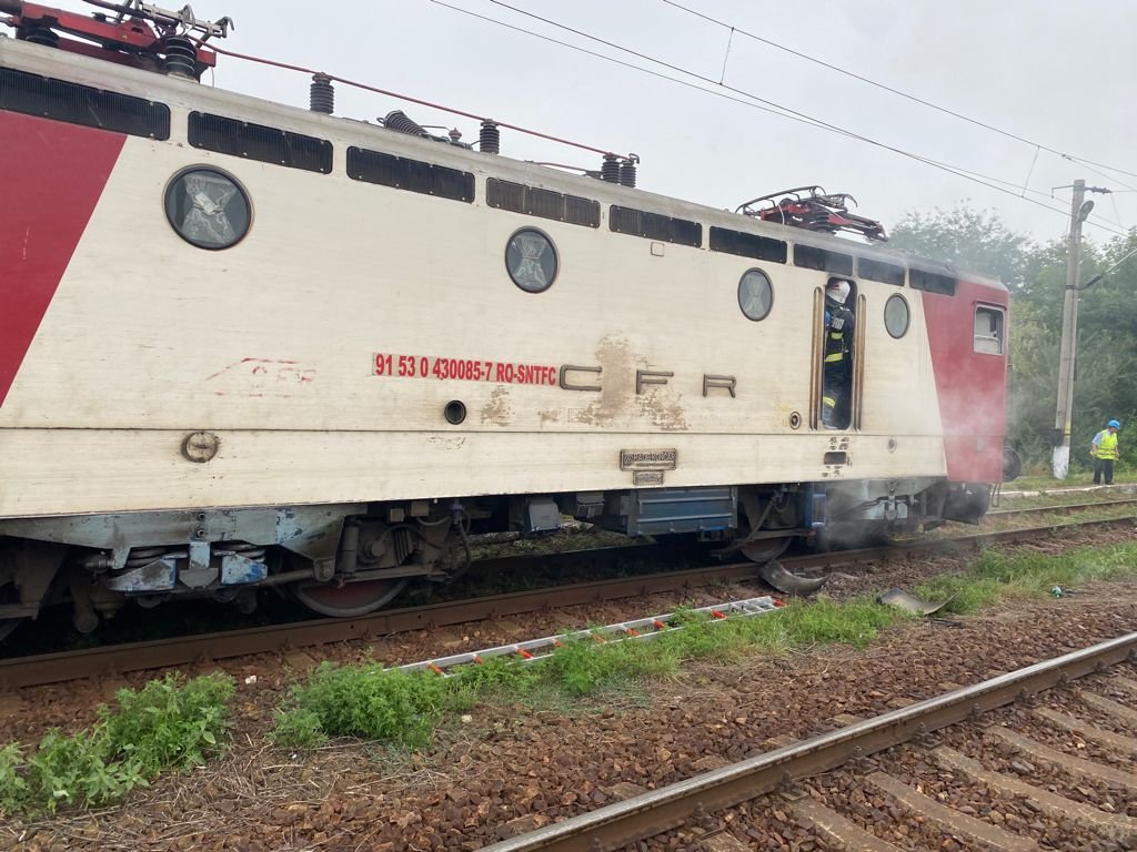  O locomotivă a luat foc din cauza unui scurtcircuit. Pompierii ieșeni au stins flăcările