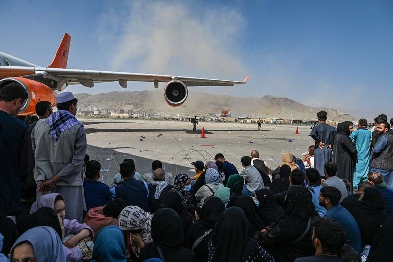  Mărturia unui jurnalist afgan din avionul în care sute de oameni s-au înghesuit să scape de talibani