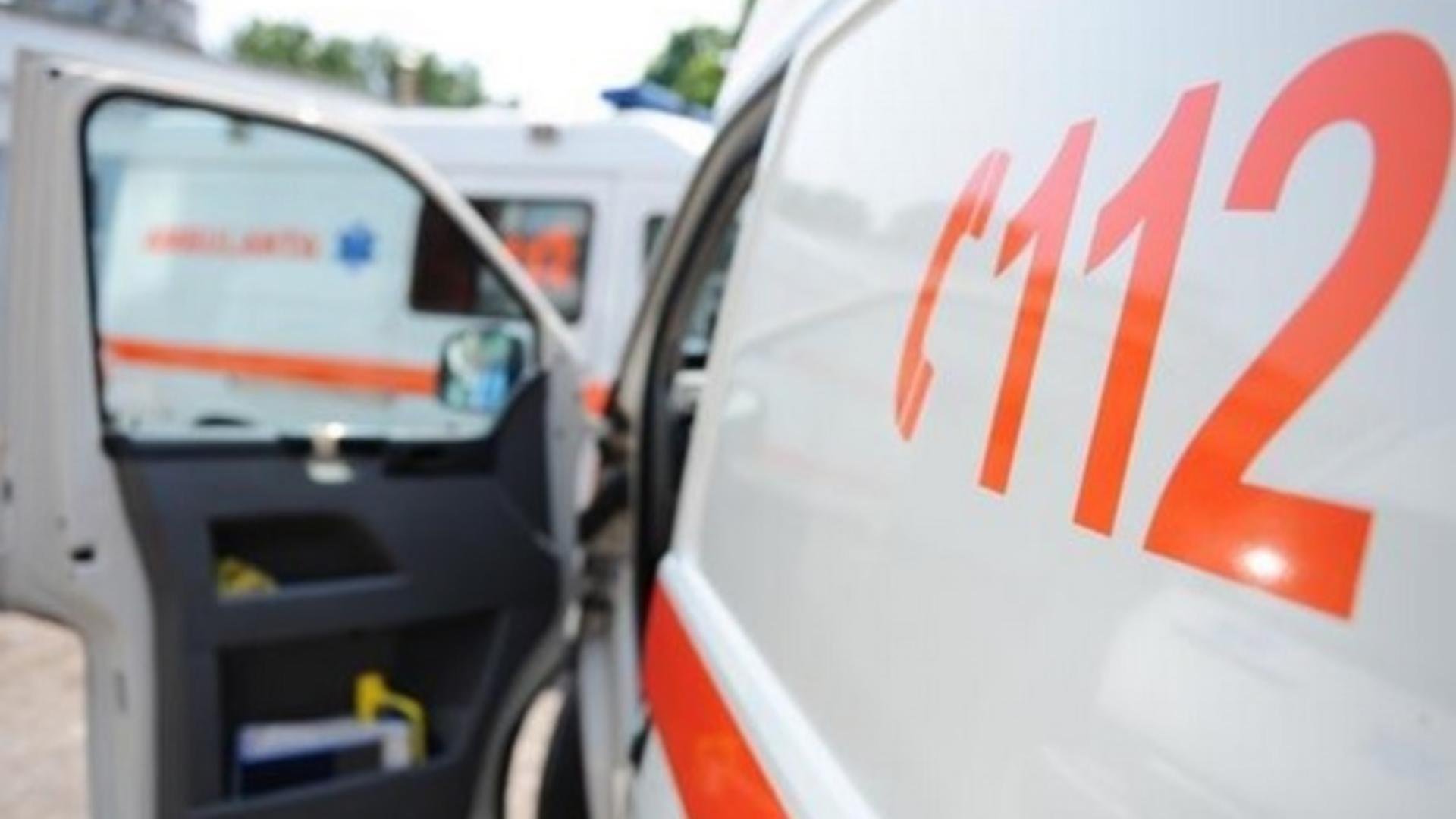  Echipaj medical agresat şi o ambulanţă SMURD avariată de un individ băut