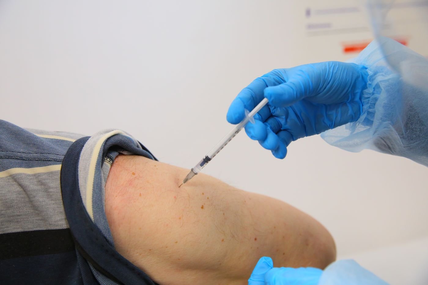 S-a vaccinat antiCovid de 5 ori cu mai multe tipuri de vaccin. Autoritățile anchetează cazul