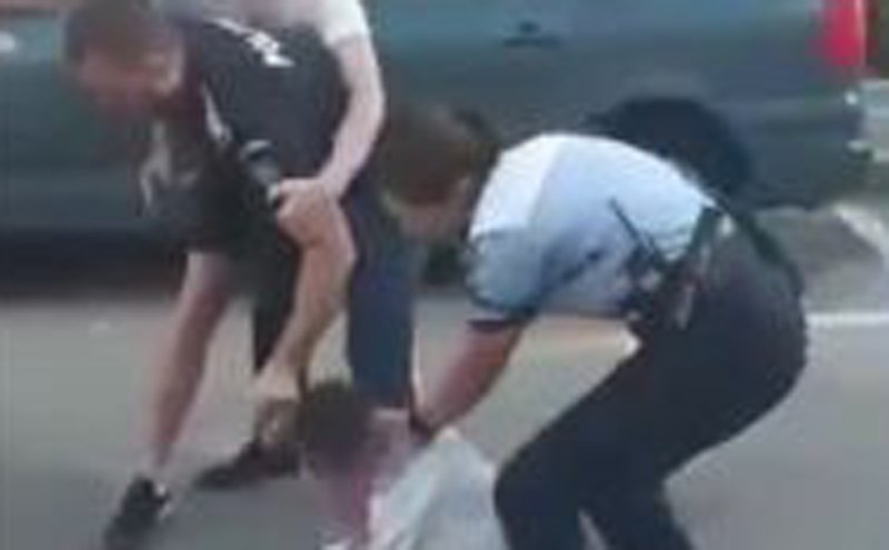  VIDEO Polițistă lovită când încerca să încătușeze un scandalagiu. Bătaie în toată regula la Botoșani