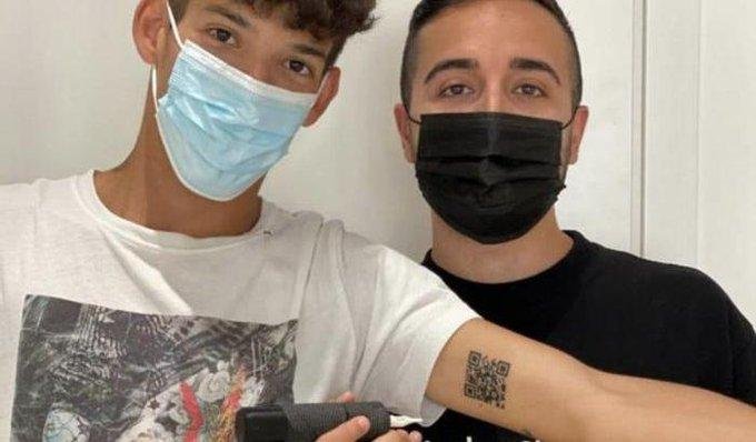 Brațul la control: Un student italian și-a tatuat codul QR de pe certificatul de vaccinare antiCovid