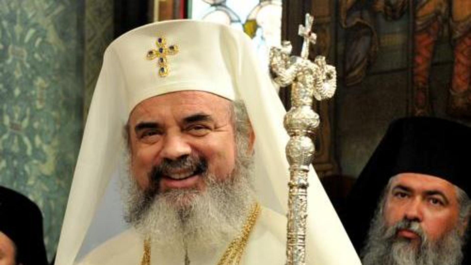  VIDEO Patriarhul Daniel știe să râdă. A spus bancuri cu milițieni la hramul Putnei