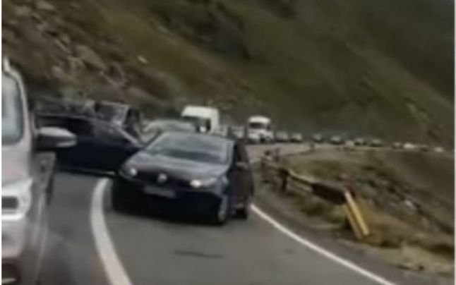  VIDEO Bătaie între doi şoferi pe Transfăgărăşan. Un bărbat a fost luat pe capotă