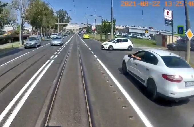  (VIDEO) Imagini postate de un vatman din Iaşi: Doi şoferi, la un pas să fie izbiţi de tramvai