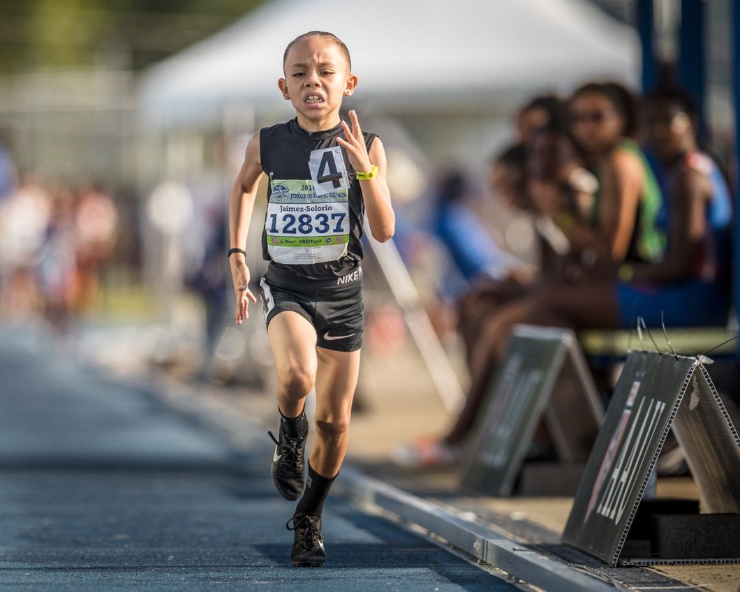  Un copil de doar 9 ani reuşeşte să alerge mai repede decât atleţii de 18 ani