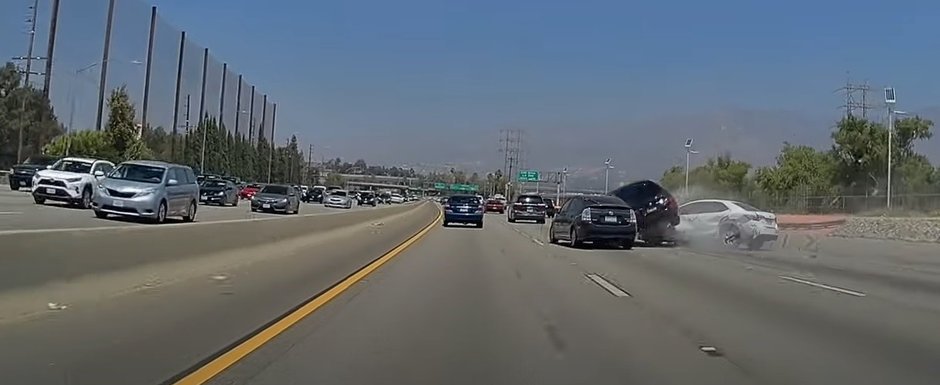  VIDEO: Un BMW se strecoară printre două mașini pe autostradă și provoacă un accident