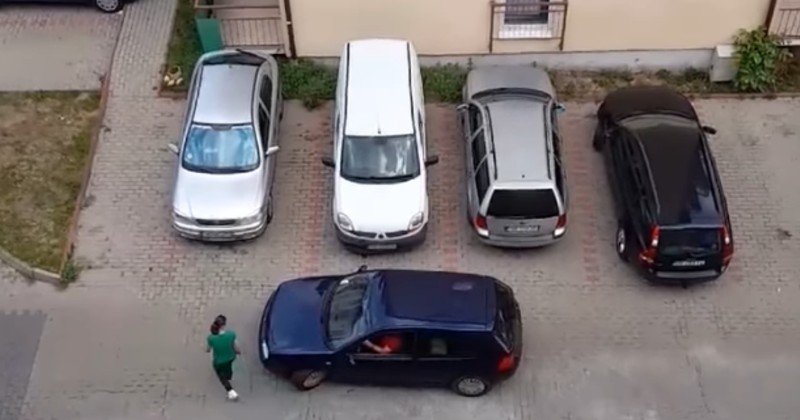  VIDEO: S-a chinuit un șofer să parcheze într-o parcare aproape goală și tot n-a reușit
