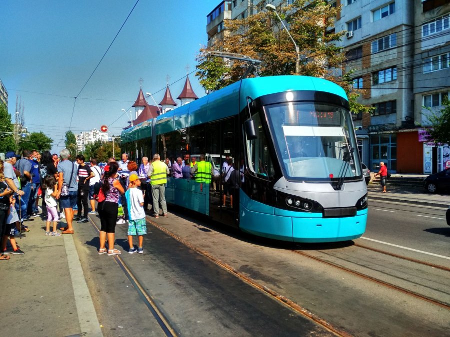  Primul tramvai nou adus la Galați a dat circulația peste cap. Garnituri făcute la Arad