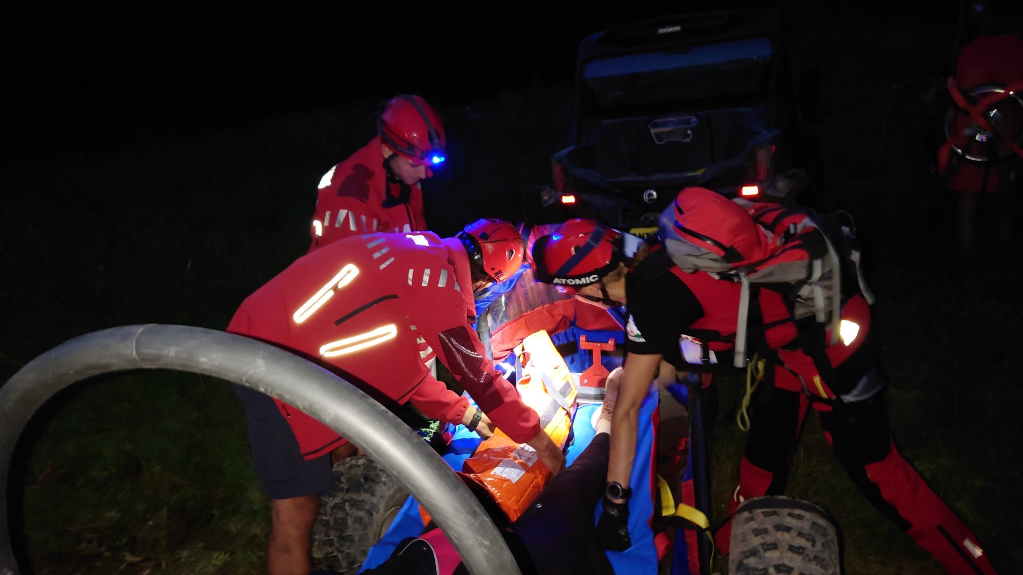  VIDEO Turist căzut 30 de metri în gol pe munte, salvat cu elicopterul SMURD