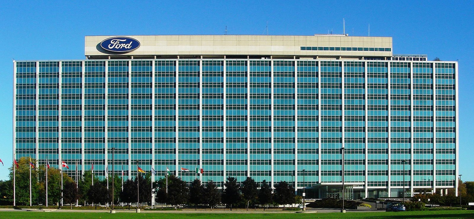  Ford Motor amână revenirea majorităţii angajaţilor săi la birouri până în ianuarie