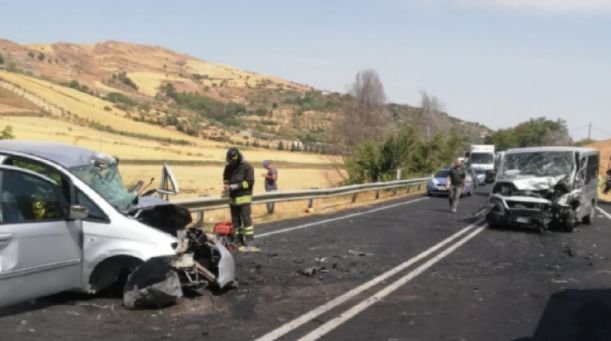  Microbuz plin cu români spulberat într-un accident cumplit în Italia. Zece victime