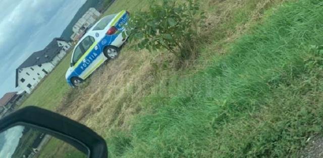  O mașină de Poliție a luat-o pe arătură pentru a evita un accident