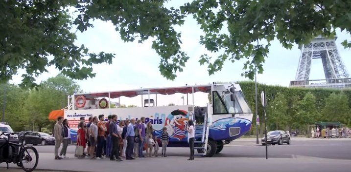  VIDEO: Noua atracție turistică din Paris – un autobuz amfibiu de pe stradă pe Sena