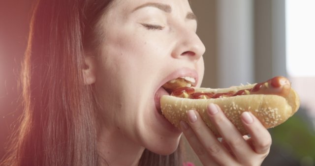  Cu câte minute ţi se scurtează viaţa dacă mănânci un hotdog