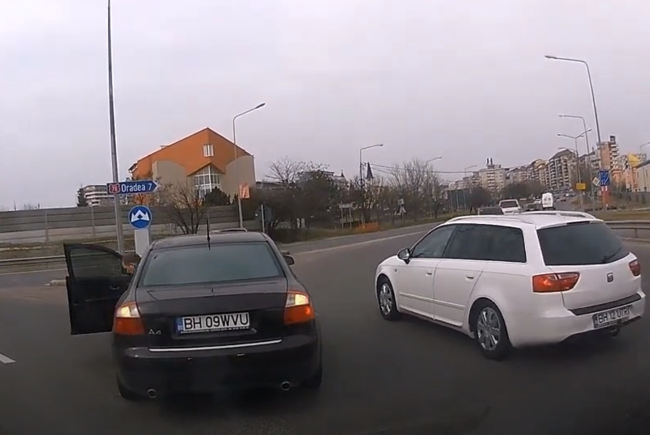  VIDEO Surpriza cu ghinion avută de un șofer care a tăiat calea unui autoturism în sensul giratoriu