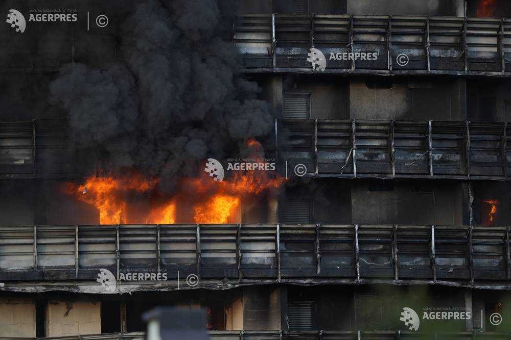  VIDEO: Un bloc turn de locuinţe de 20 de etaje, devastat de flăcări