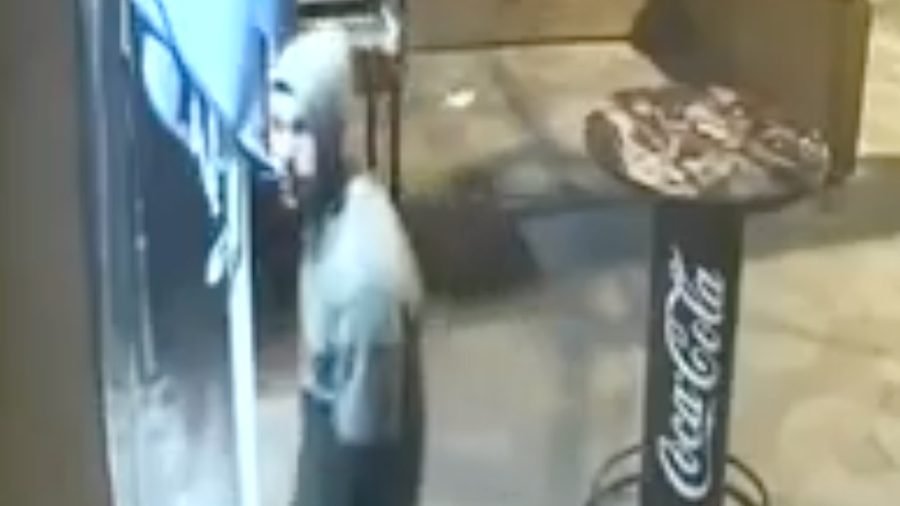  VIDEO: Un bărbat a fost surprins în timp ce şterpelea o umbrelă de pe terasa unei pizzerii