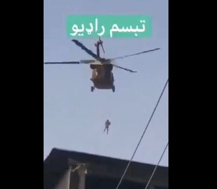  (VIDEO) Talibanii folosesc elicopterele americane ca să plimbe corpuri spânzurate