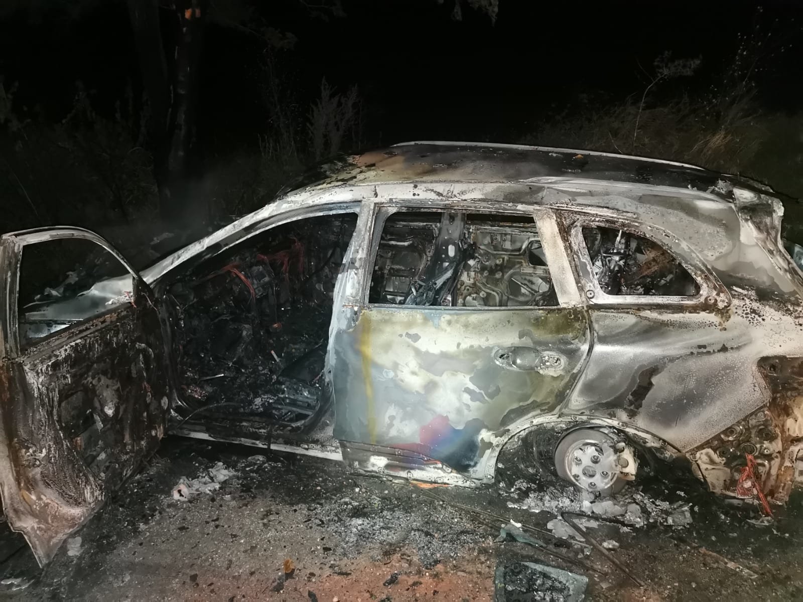  Un autoturism a ars în totalitate după ce a fost izbit din spate şi împins într-un copac