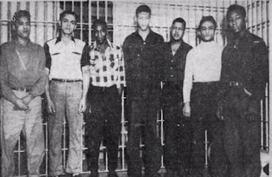  Şapte afroamericani, graţiaţi la 70 de ani după ce au fost executaţi pe scaunul electric privind violarea unei albe