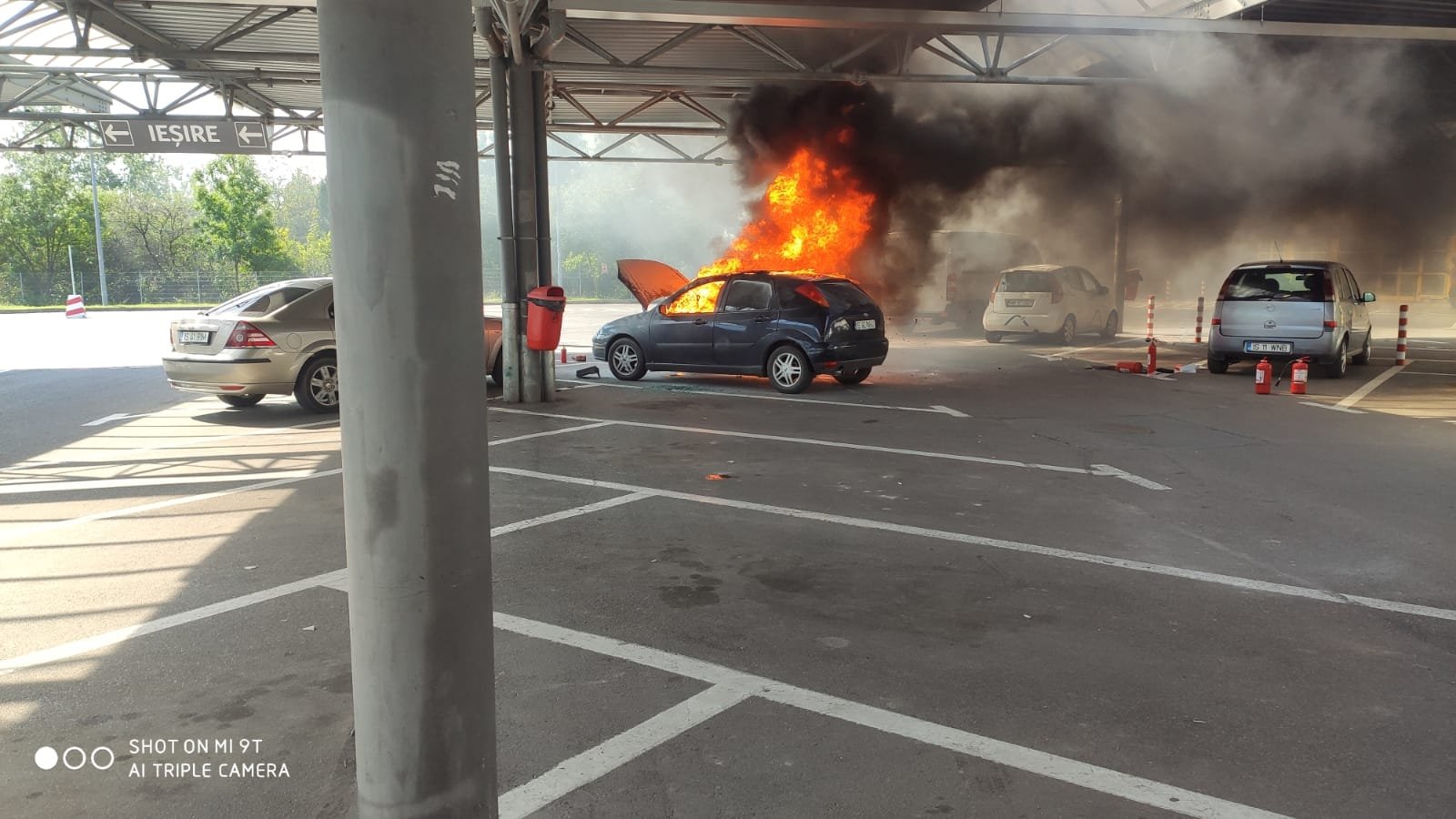  Autoturism în flăcări în parcarea magazinului Selgros din CUG