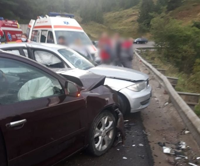  O tânără din Iaşi, cu BMW, a produs un accident cu trei victime în Pasul Mestecăniş