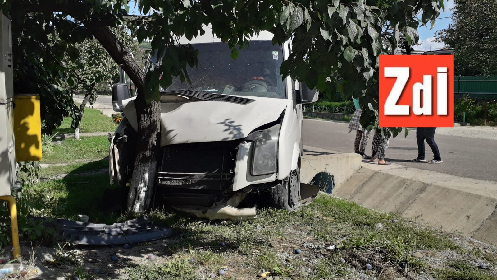  VIDEO – FOTO: Un autoturism a izbit un copac în Chicerea. O persoană este rănită grav