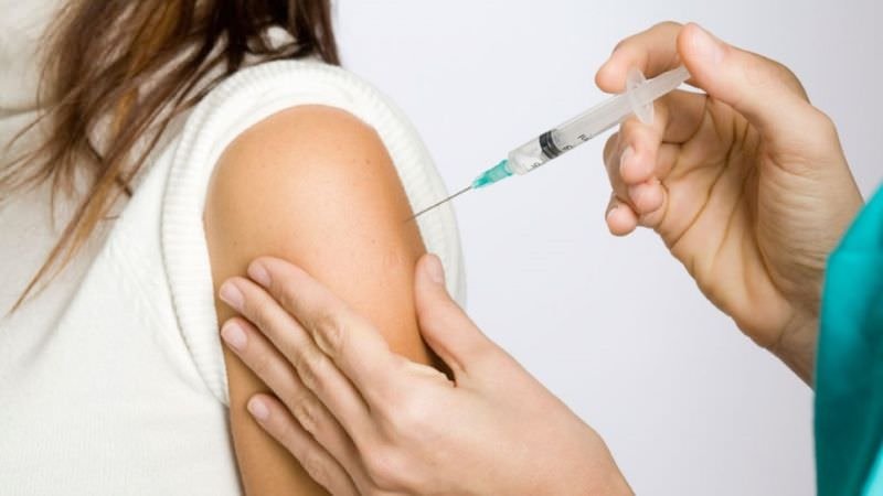  Ministerul Sănătăţii: Vaccinarea gratuită anti-HPV, extinsă la fete până la 18 ani