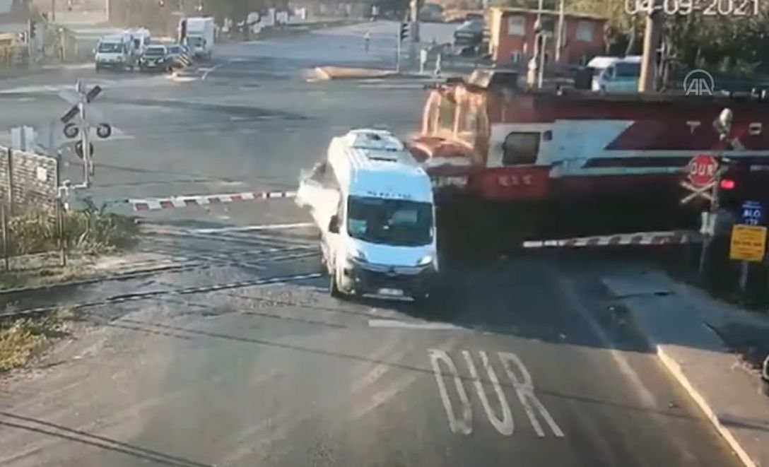  (VIDEO) Momentul în care un microbuz este lovit de tren, în Turcia. Şase morţi