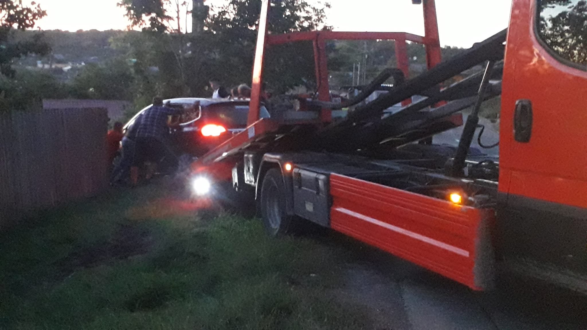  VIDEO – FOTO: Şoferul unui autoturism Opel s-a înfip cu maşina într-un pom dintr-o curte din Erbiceni