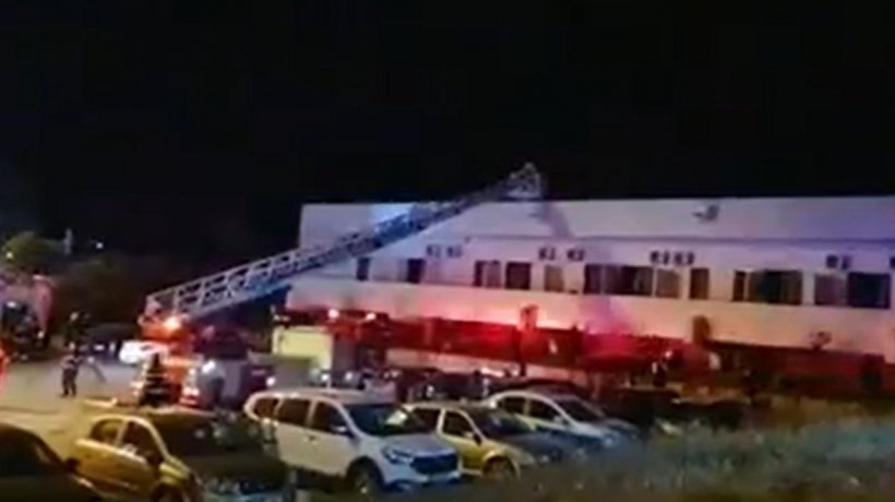  Incendiu puternic la un hotel din Eforie. Turiștii au fost evacuați cu macaraua de pe acoperiș