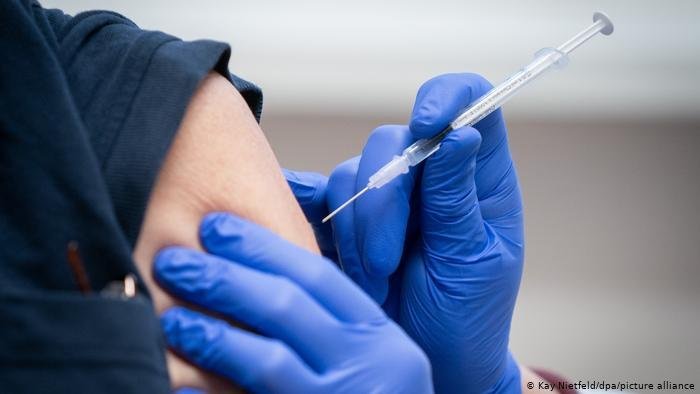  România începe în octombrie vaccinarea cu a treia doză. Primii beneficiari