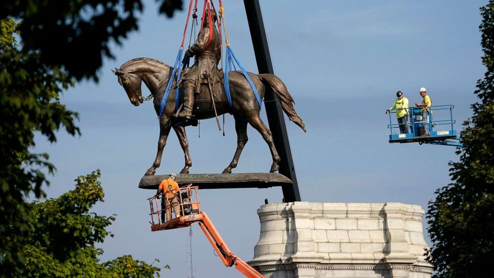  Statuia comandantului confederat Robert E. Lee a fost dată jos în SUA