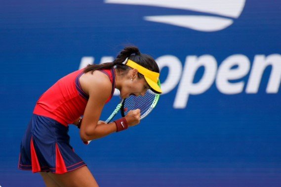  Emma Răducanu, prima sportivă din calificări care ajunge în semifinalele US Open