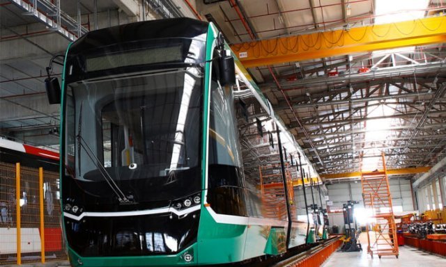  FOTO – Primul tramvai nou din Turcia destinat Iaşului a ieşit ieri din fabrică