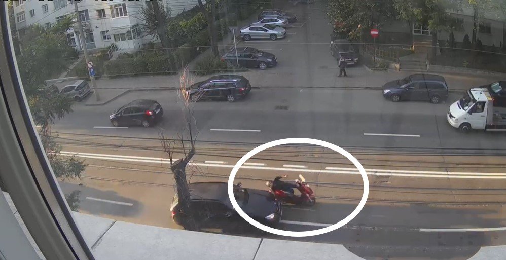  VIDEO – Momentul în care o şoferiţă din Iaşi izbeşte un motociclist ce mergea paralel cu ea