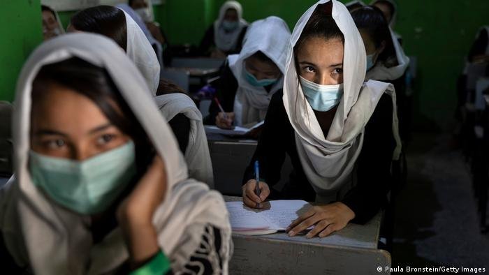  Femeile din Afganistan vor avea voie să studieze la universităţi doar în clase separate şi vor fi obligate să poate hijab