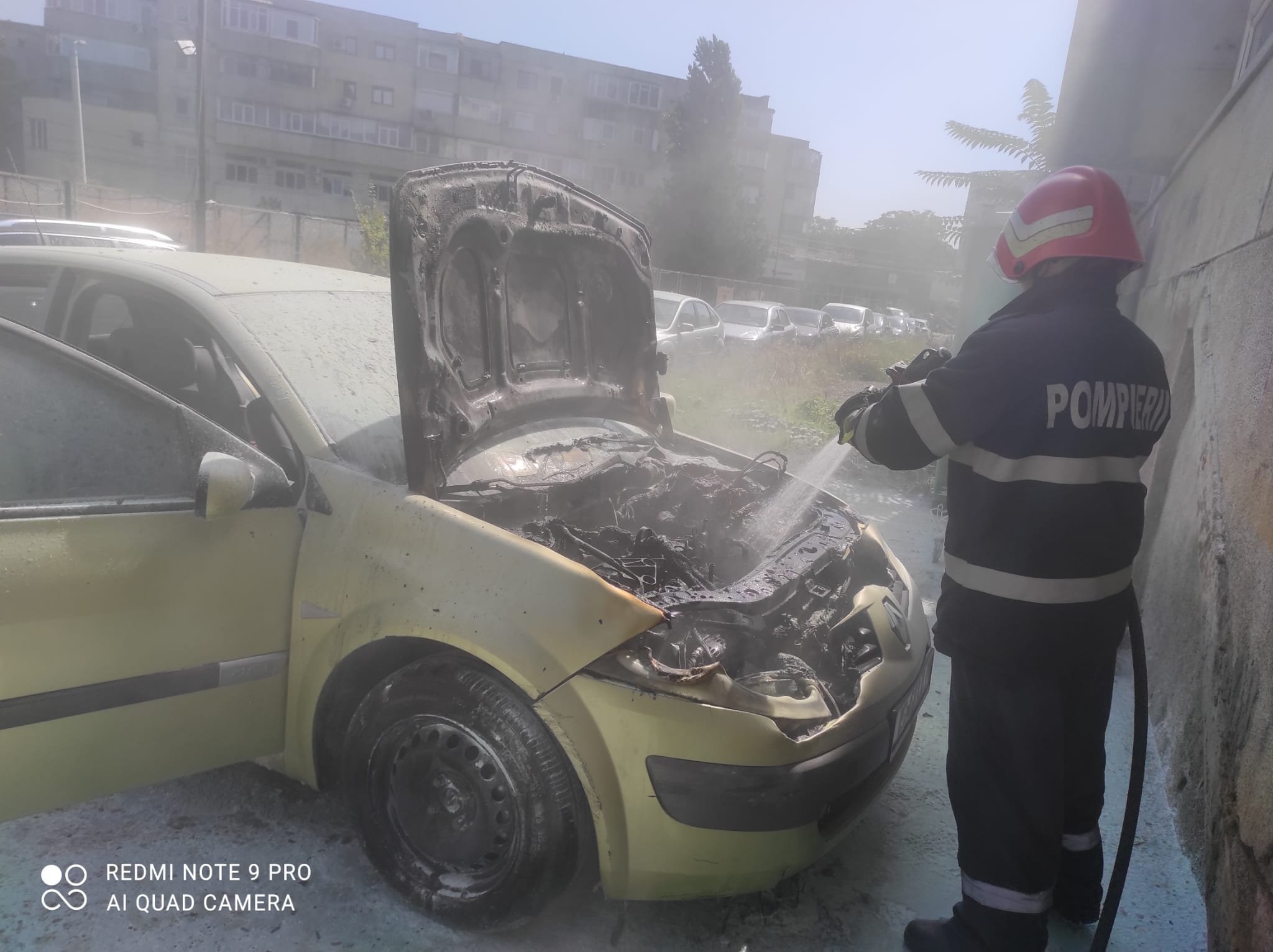  Încă o mașină a luat foc în municipiul Iași. Pompierii au intervenit prompt