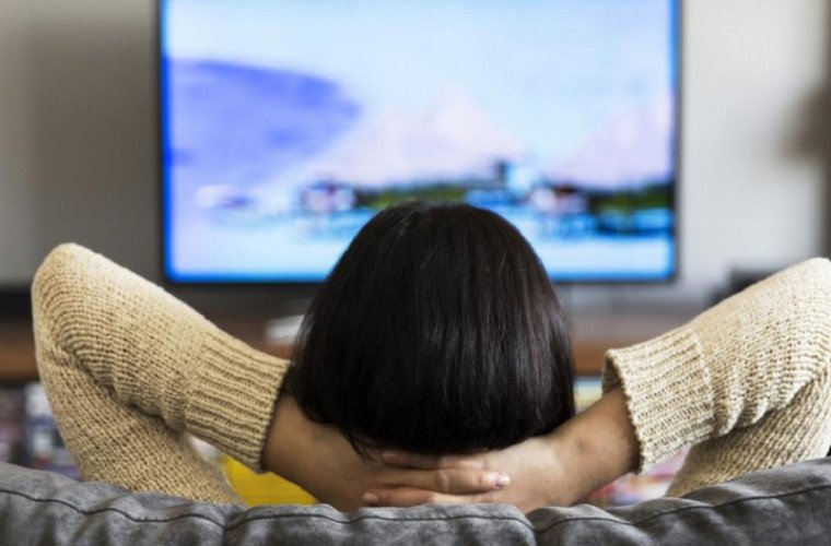  Uitatul prea mult la televizor chiar te face mai prost! Studiu științific