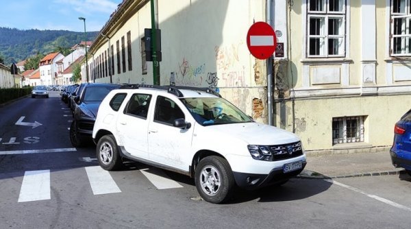  Primarul Brașovului, Allen Coliban, îşi cere scuze public pentru că a parcat pe o trecere de pietoni: „Acest eveniment nu-mi face cinste”