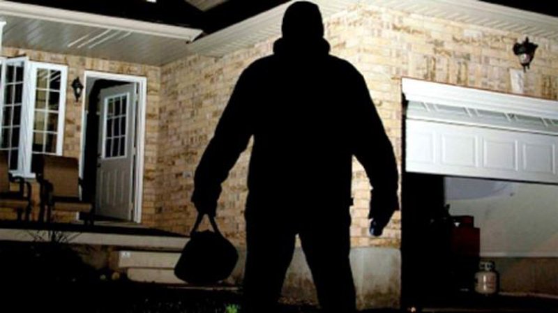  Cei mai rapizi hoţi din locuinţe: puştanii de 15 ani au furat din zeci de apartamente cu oameni în ele