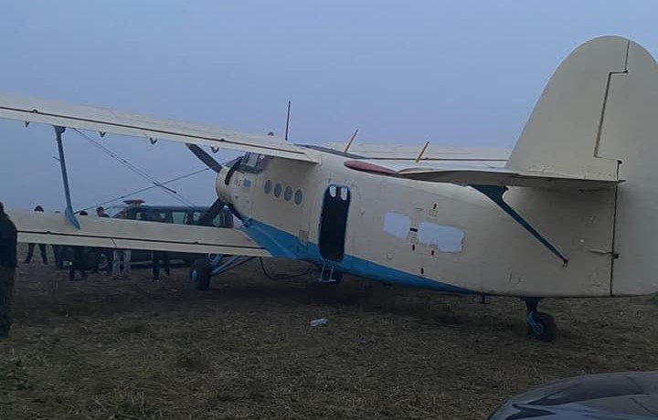  Un nou avion cu ţigari a intrat ilegal pe teritoriul României. L-au prins basarabenii pe un câmp