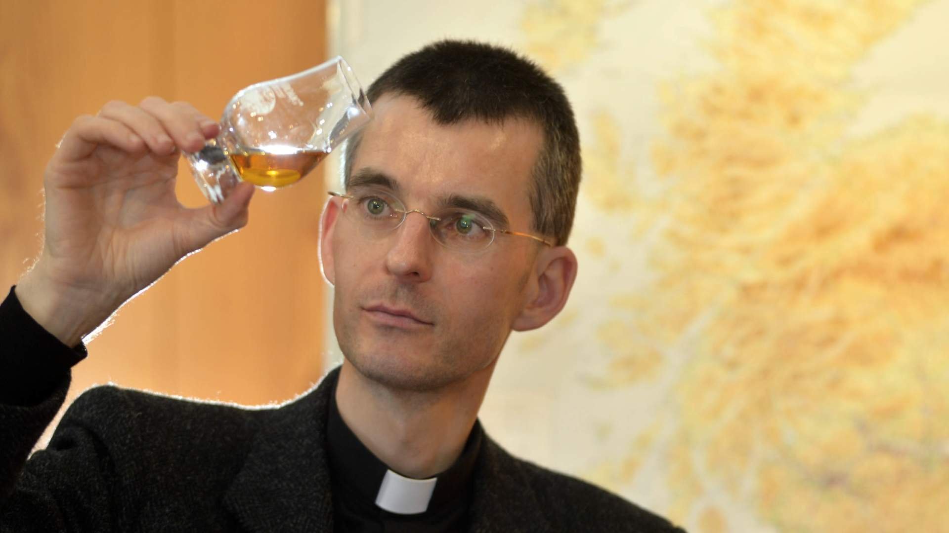  Un preot catolic din Germania își atrage enoriașii cu o degustare de whisky