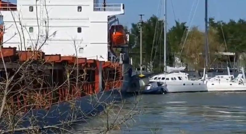  VIDEO O navă a eșuat pe Canalul Sulina al Dunării, lovind mai multe vase ancorate la mal