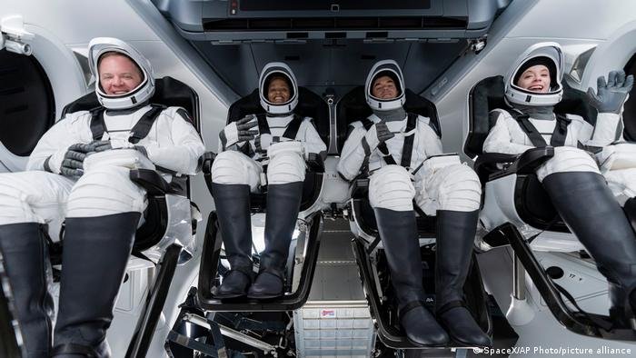  VIDEO: Patru astronauţi amatori au ajuns pe orbita terestră într-o capsulă Dragon ataşată unei rachete SpaceX